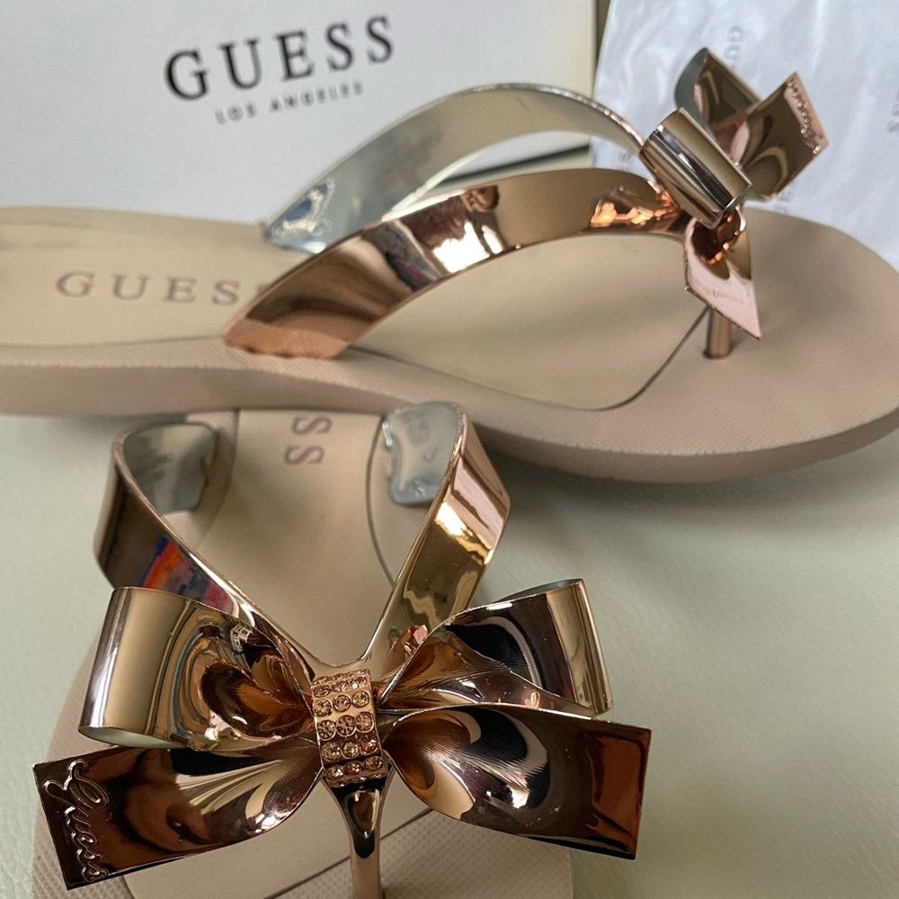 GUESS gold flip flops with rhinestone🤩